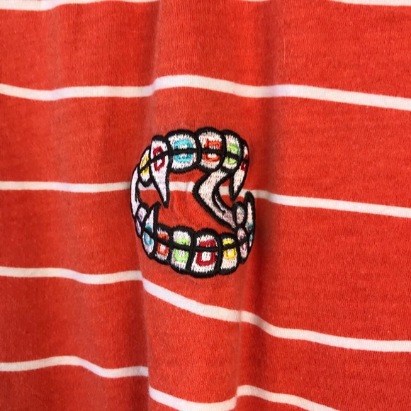 Salem7 Men's Short Sleeve White Orange Striped Embroidered Fangz T-Shirt - Picture 6 of 7